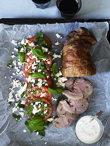 Lammebog med tomatsalat og tzatziki