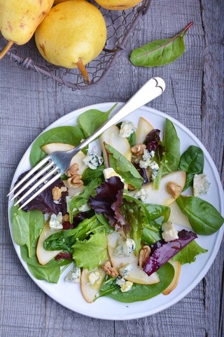 Salat med pærer og blåmuggost