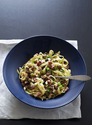 Tagliatelle med sopp, pancetta, vårløk og persille