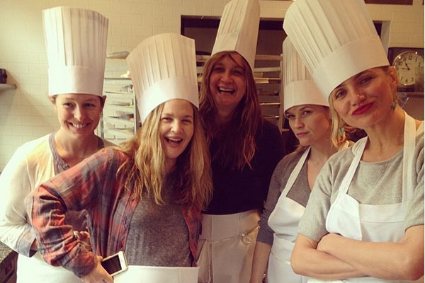 Dre Barrymore, Reese Witherspoon og Cameron Diaz på byttet ut Oscarglamour med pastakurs på The Culinary Institute of America.