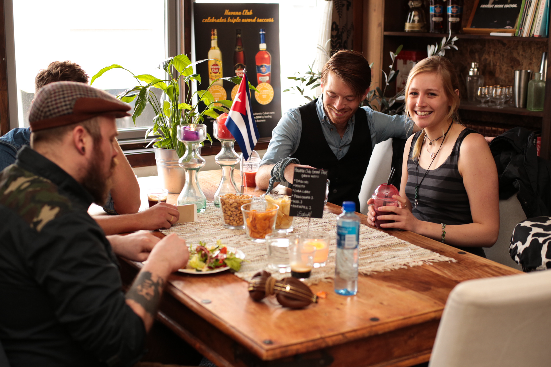 Skal man delta i en seriøs konkurranse, er det viktig å spise skikkelig. Det ble servert ernæringsrik lunsj før konkurransen startet på Liquid Engineers i Oslo.