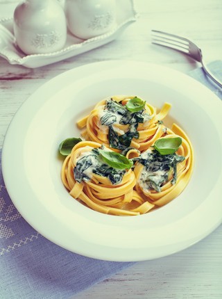 Tagliatelle med spinat og blåmuggost