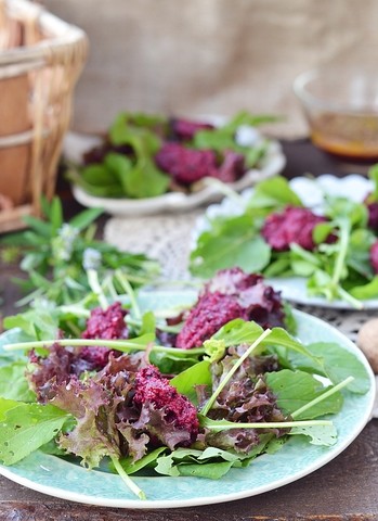 Grønn salat med rødbetemousse