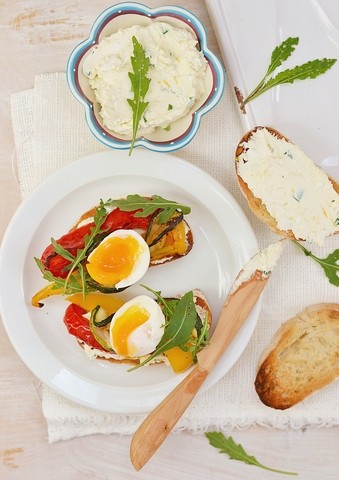 Bruschetta med grillede grønnsaker og egg