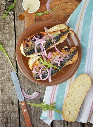 Smørbrød med makrell og sennepsaus