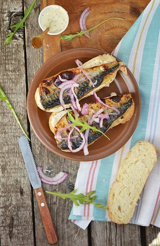 SMØRBRØD MED MAKRELL OG SENNEPSAUS