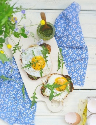 Smørbrød med ramsløkspesto og speilegg