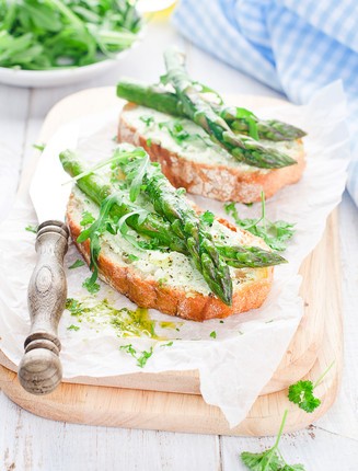 Bruschetta med chevré og grønne asparges