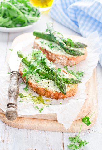 Bruschetta med chevre og grønne asparges