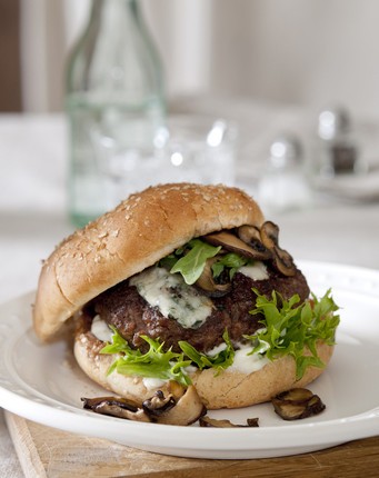Hamburger med sopp og blue cheesedressing