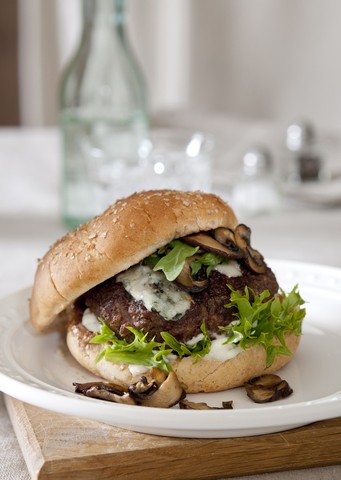 Hamburger med sopp og blue cheesedressing