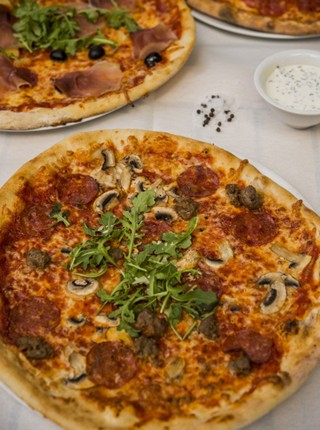 Pizza med chorizo og italienske kjøttboller
