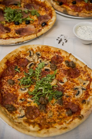 PIZZA MED CHORIZO OG ITALIENSKE KJØTTBOLLER