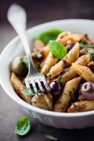 Penne med tomapesto og oliven