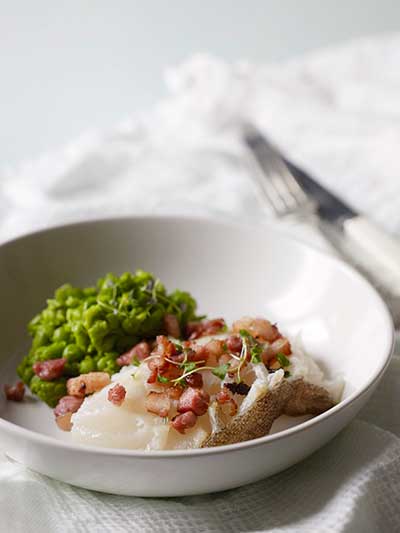 Lutefisk med bacon, ertepuré, kokt potet, smør, sennep og sirup