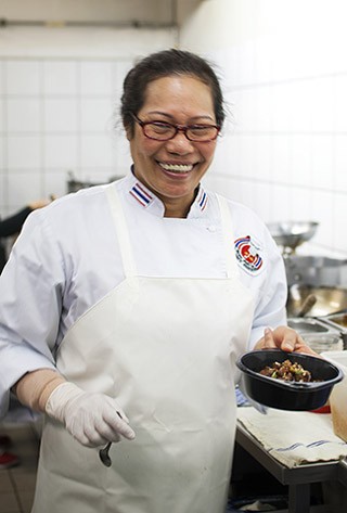 Pratthana Silaporn, er gründer av Oslorestauranten Nam Fah, og et naturtalent av en chef. Hun kommer opprinnelig fra Bangkok, der hun fikk tradisjonell thailandsk matlaging inn med morsmelken. Familien er en stor eksponent for tradisjonslæring og matkunnskap nedarvet fra skolen som kong Rama V, grunnla i år 1900.
