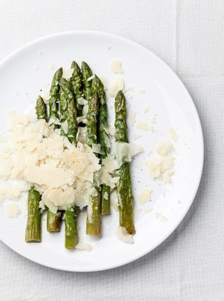 Grillede asparges med parmesan