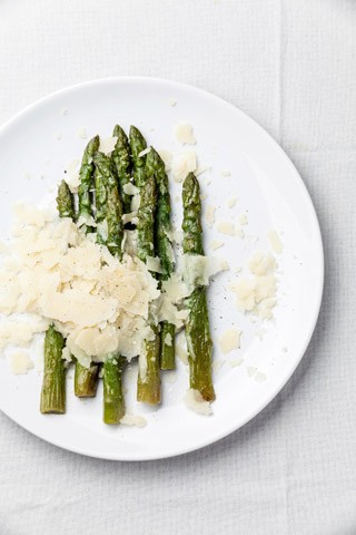 Grillede asparges med parmesan