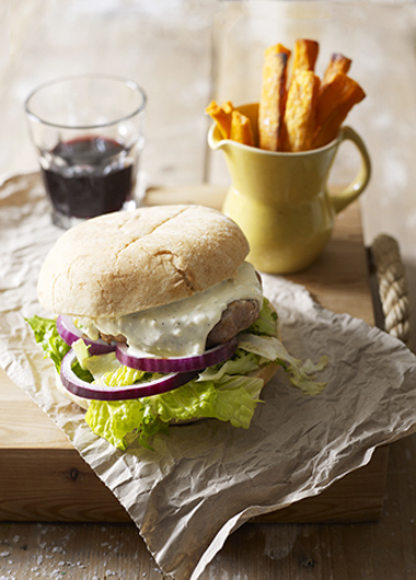 Lammeburger med blåmuggostdressing og søtpotetchips