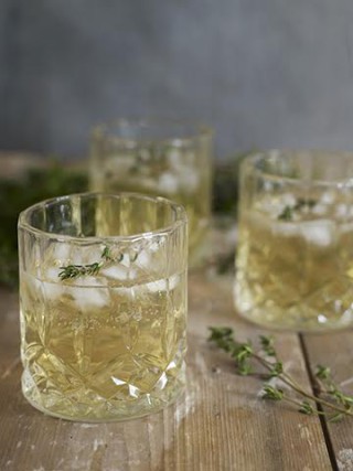 Akevitt- og timiancocktail