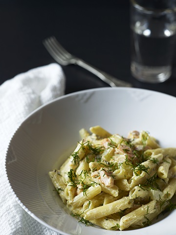 Penne med røkt laks, agurk og dillsaus