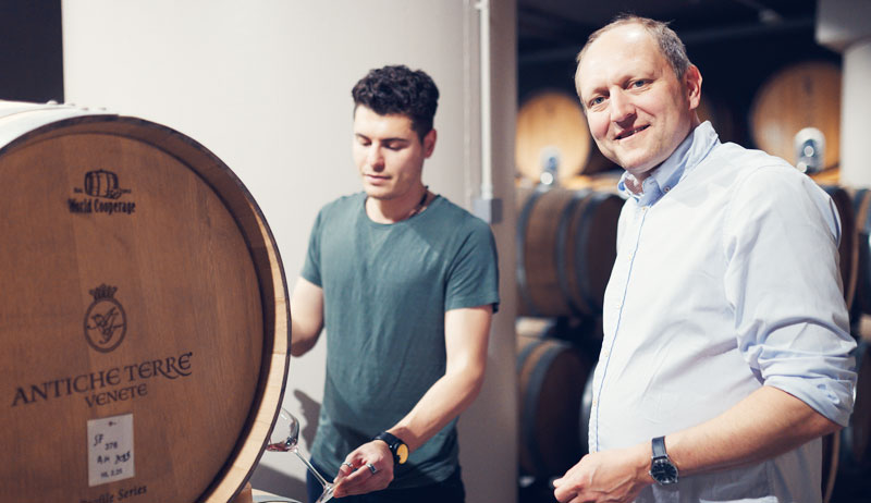 Christer Berens og vinmaker Davide Degani smaker rett fra fatet 