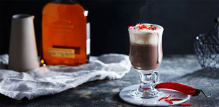 Varm lys sjokolade med bourbon og chili