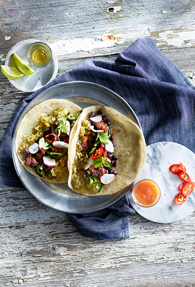 Taco med svinenakke og salsa verde