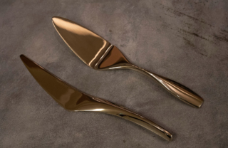 Hardanger Bestikk kakespade i gull designet av Eirin Kristiansen.