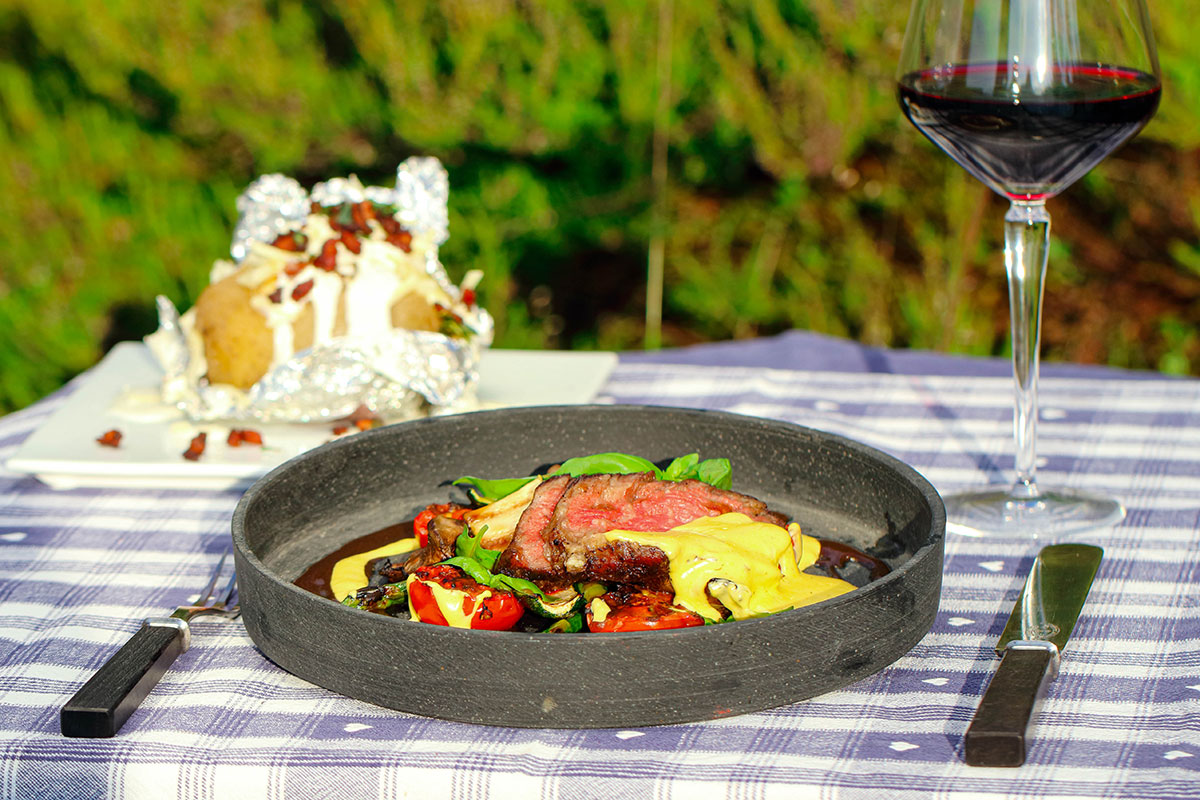 Helgrillet entrecôte med béarnaise, grillede grønnsaker og bakt potet med Jack Daniels bacon