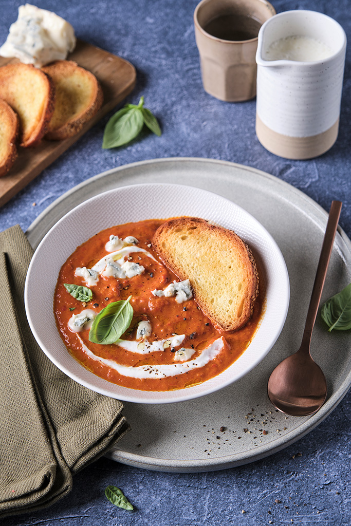 Tomatsuppe med grillet paprika og gorgonzola