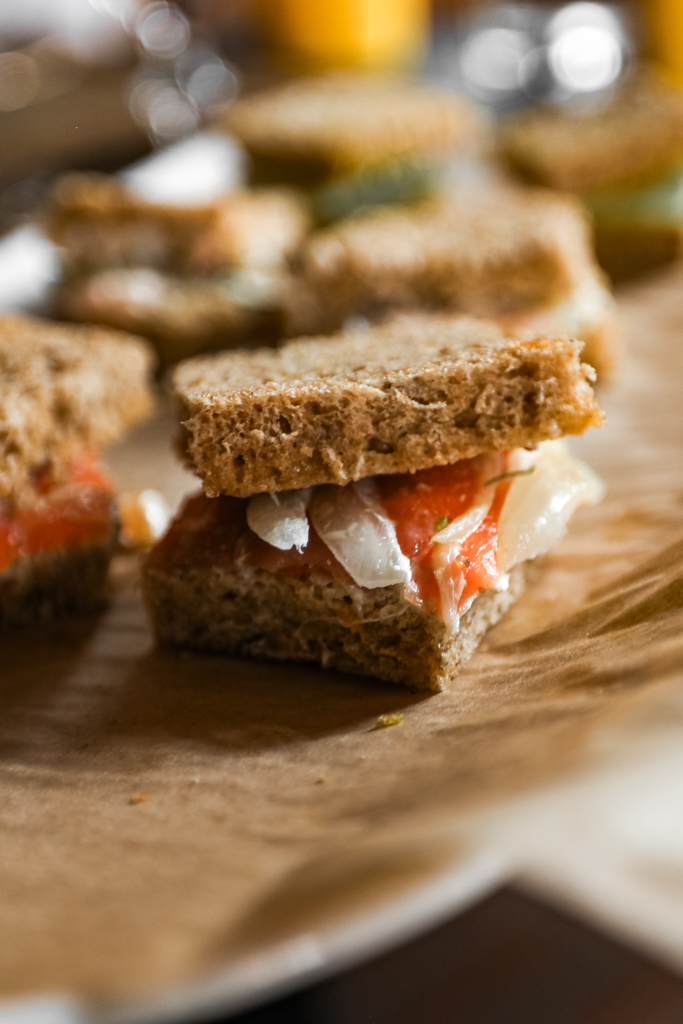 Røkelaks med kryddret kremost sandwich